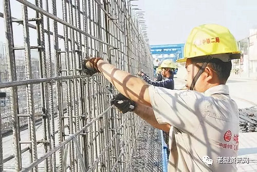 在中老鐵路萬象制梁場，中老兩國技術(shù)人員正在進行橋梁預(yù)制。本報記者 孫廣勇攝